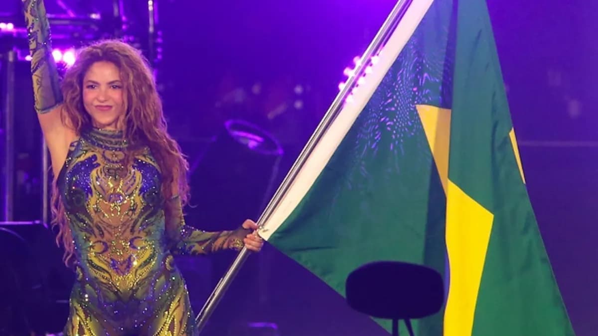 Shakira com a bandeira do Brasil