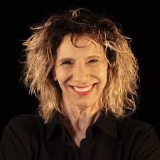 Capa da matéria sobre Denise Stoklos no Fenata 2025