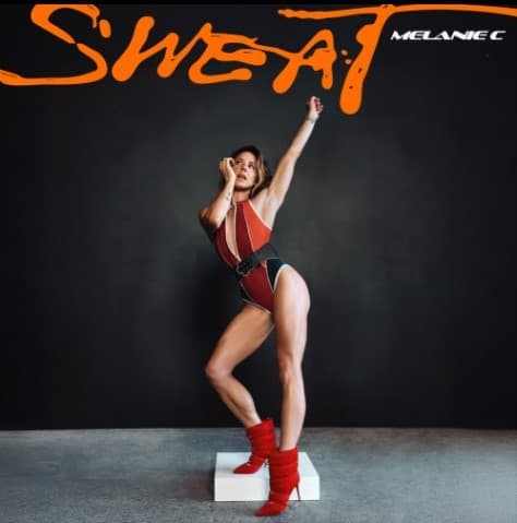 Capa do álbum "Sweat" de Melanie C, em fundo escuro com lettering laranja